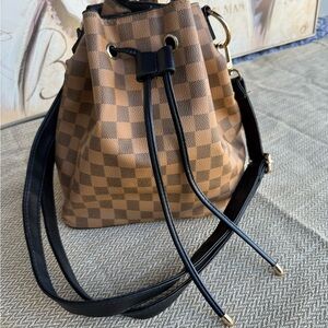 Boohoo Checkered Tan and Black Bucket Bag